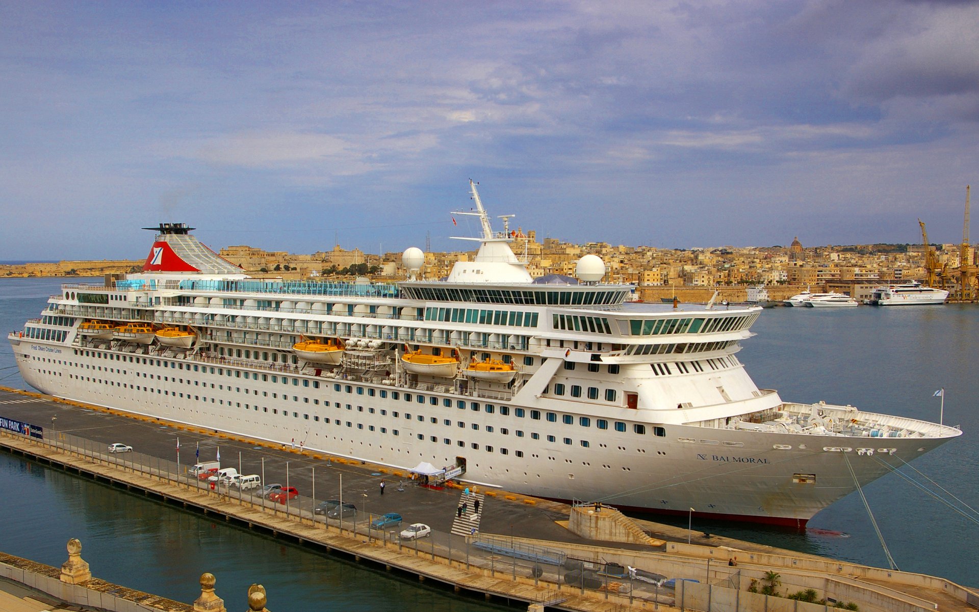 liner schiff liegeplatz stadt himmel meer