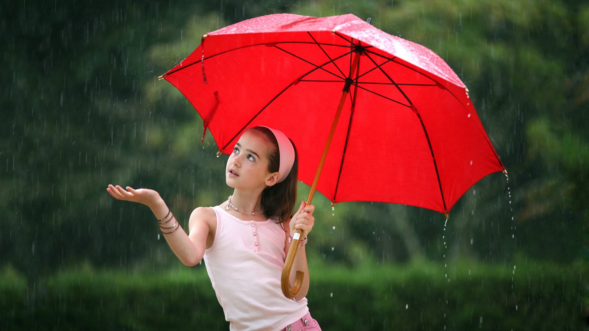 chica paraguas rojo lluvia mirada cara estado de ánimo naturaleza verde