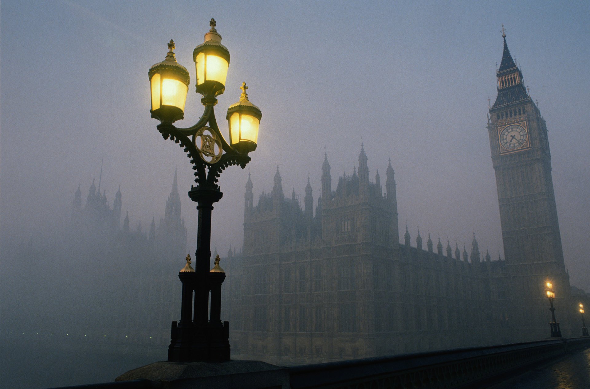 torre londra nebbia ponte città notte luci della città