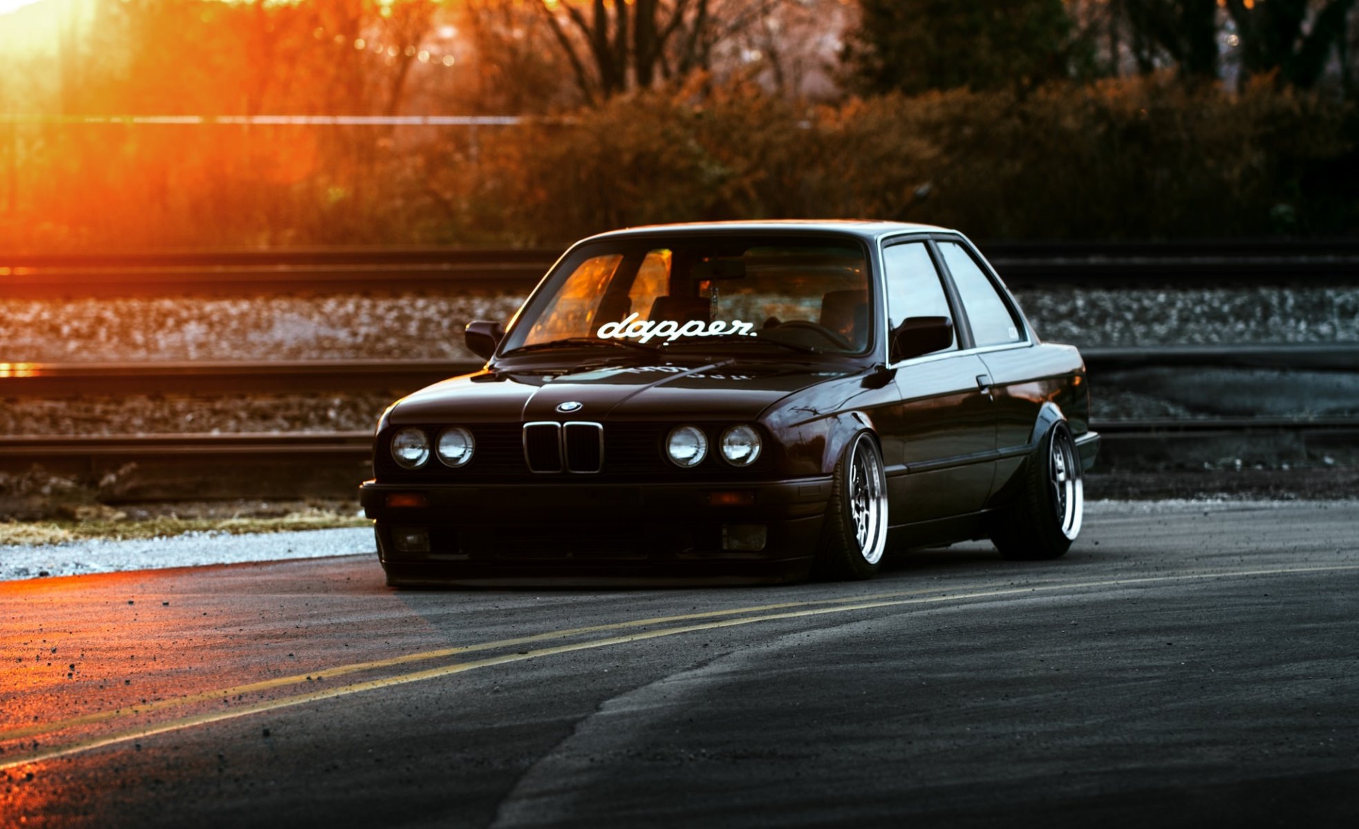 bmw e30 posición jilguero coche negro frente luz sol