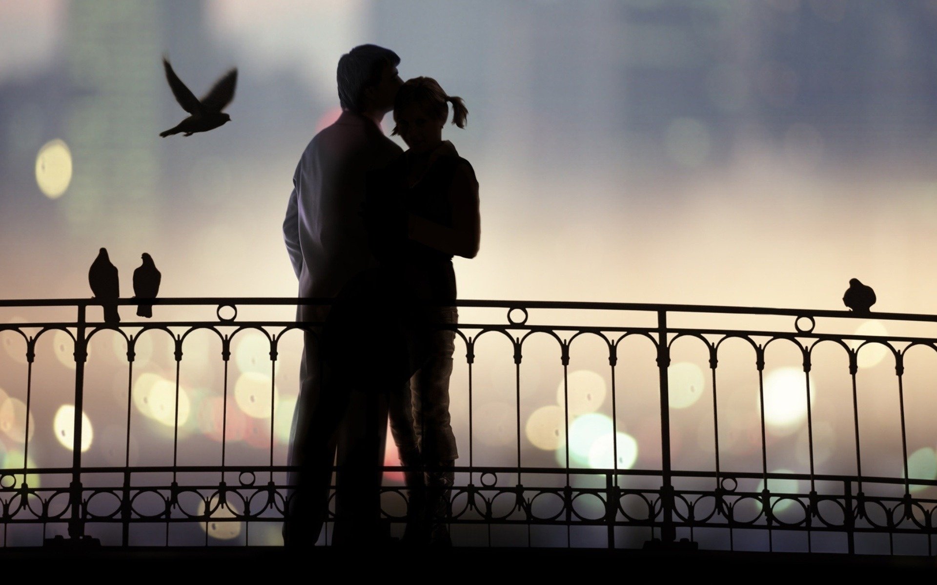 coppia sera ponte amore relazione romanticismo tenerezza sentimenti amanti passione appuntamento incontro uomini donne