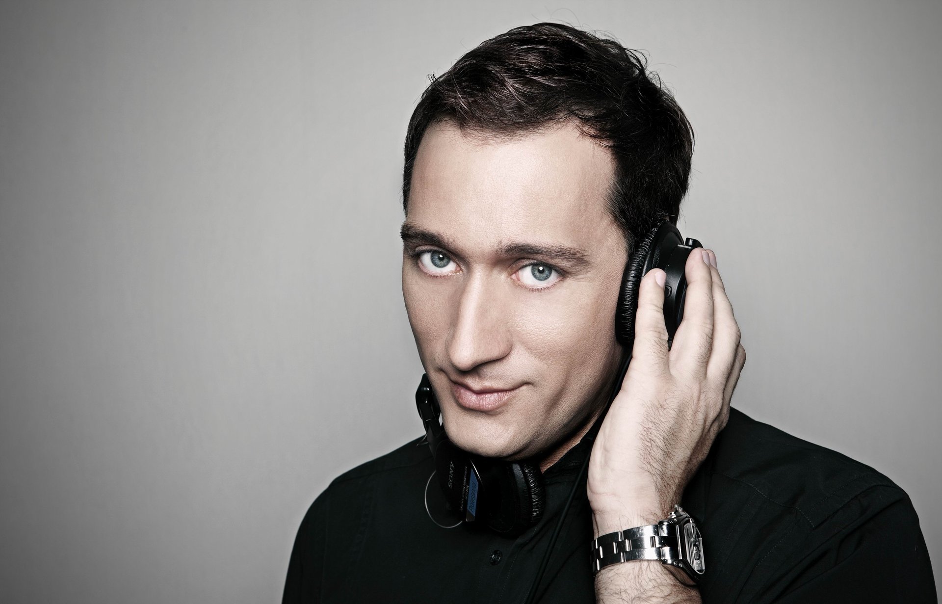 dj paul van dyk paul van dyk gray background headphones sony watch hand gray eyes portrait gaze eyes face