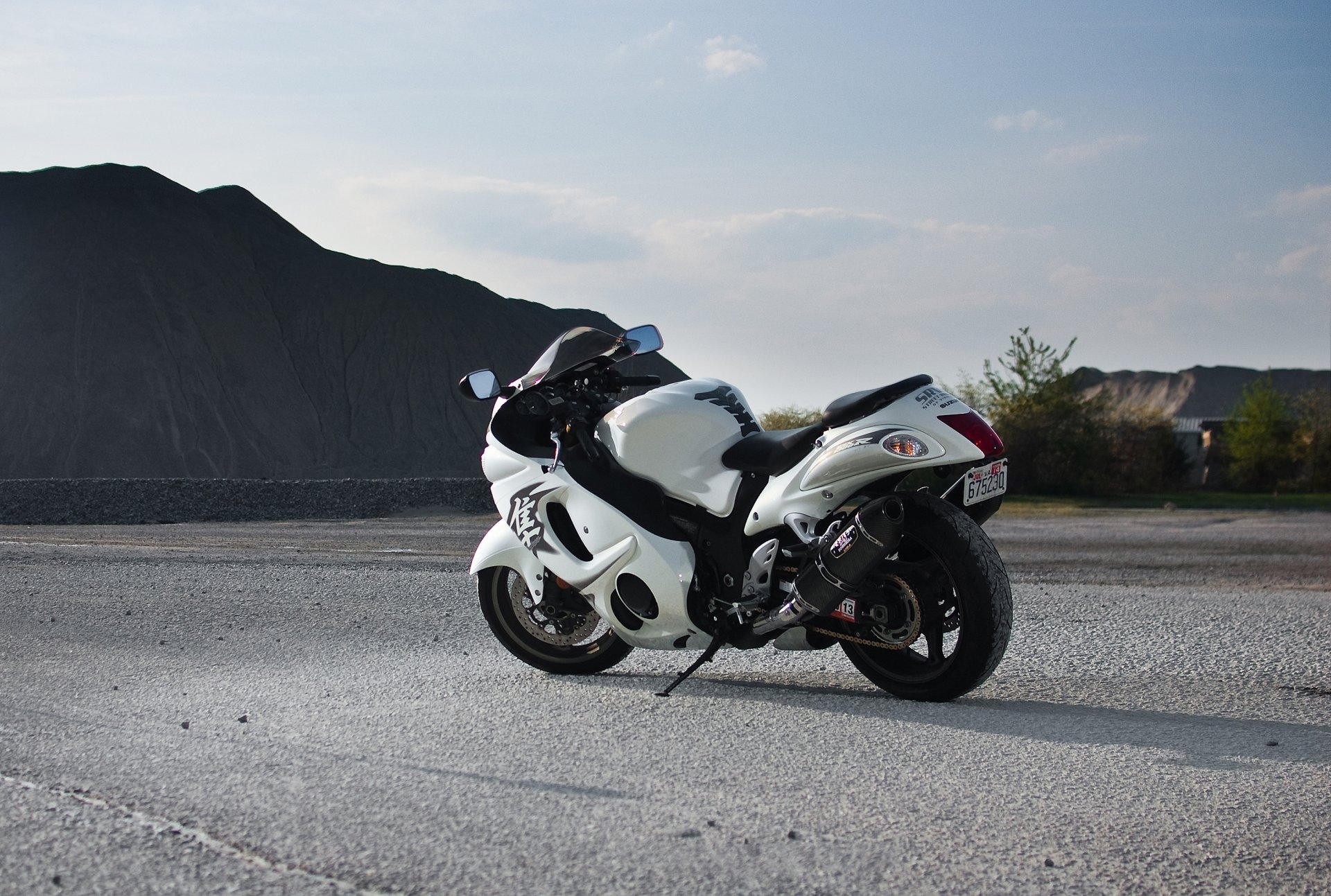 uziki gsx1300r hayabusa bianco suzuki hayabusa vista posteriore strada montagna