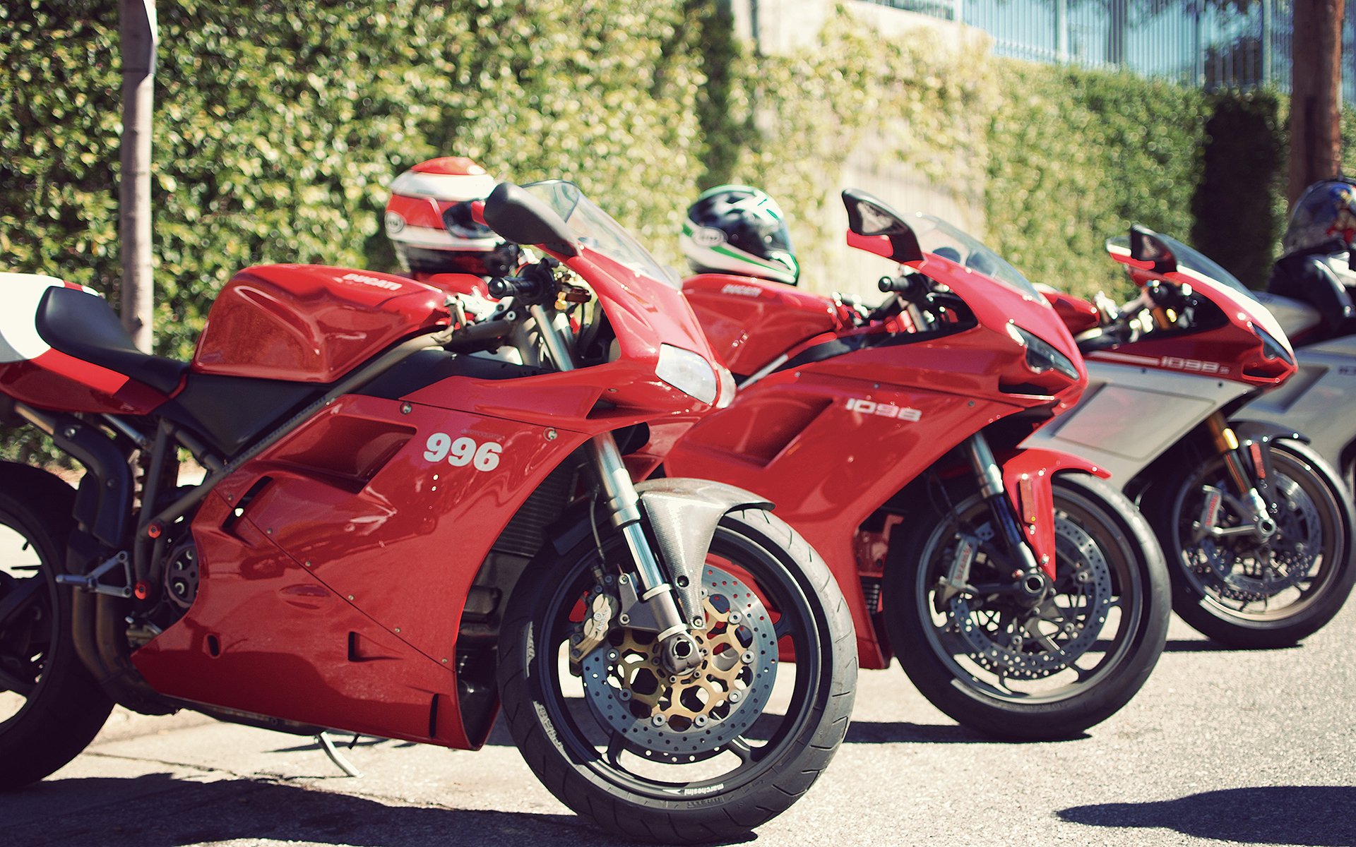 ducati eintausendachtundneunzig sportbikes