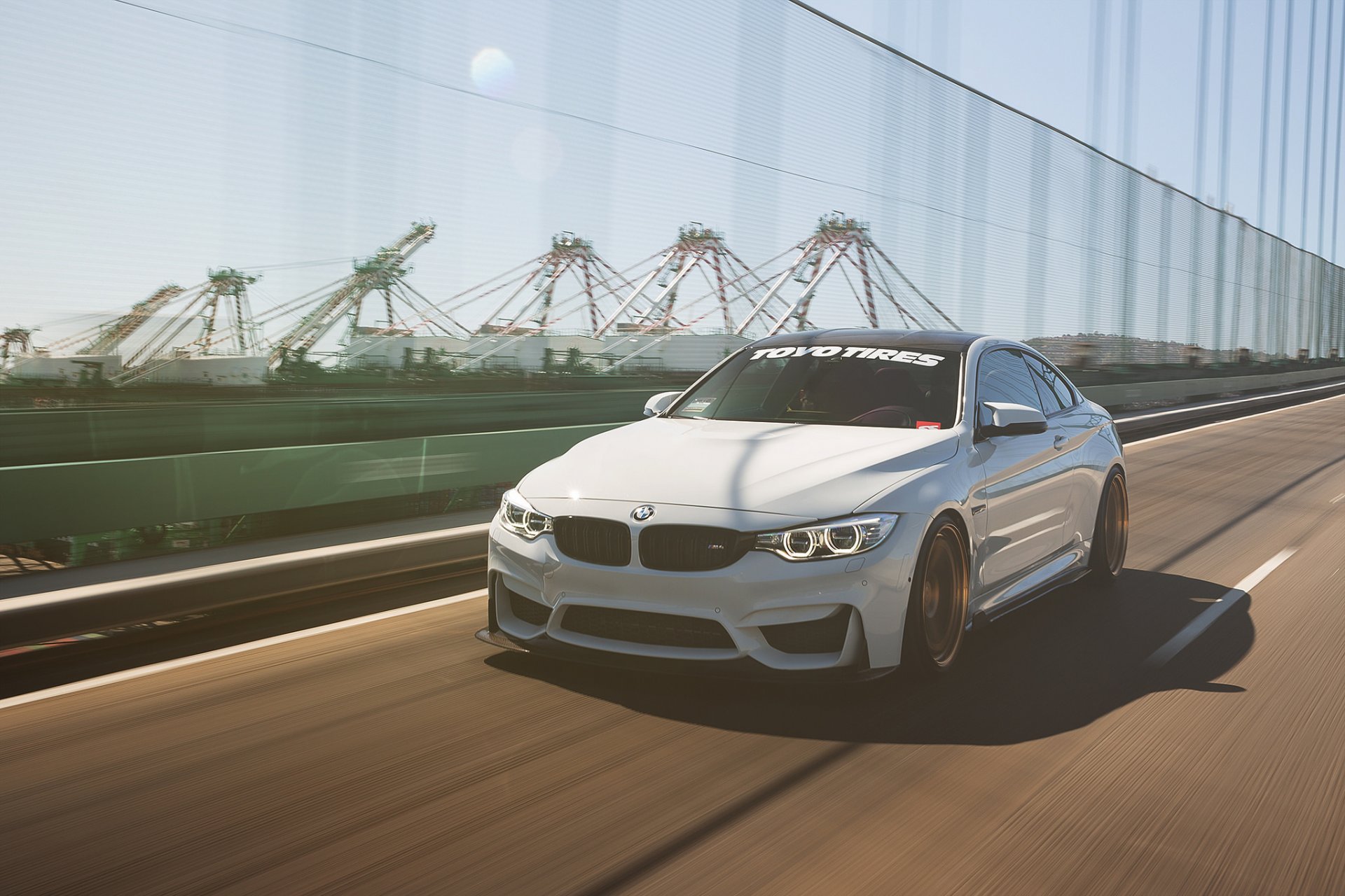 bmw m4 voiture blanc en mouvement