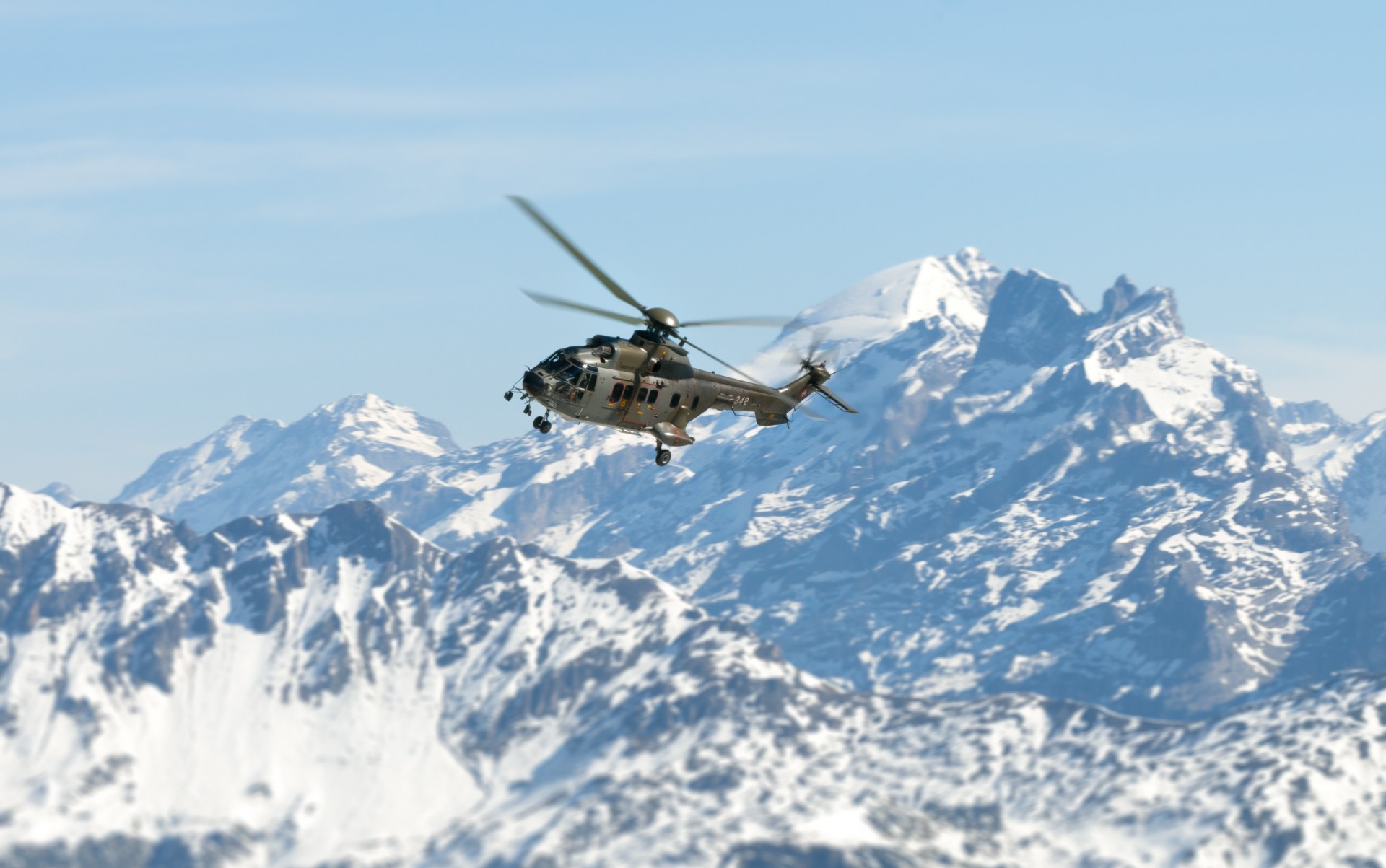 hélicoptère ciel montagnes