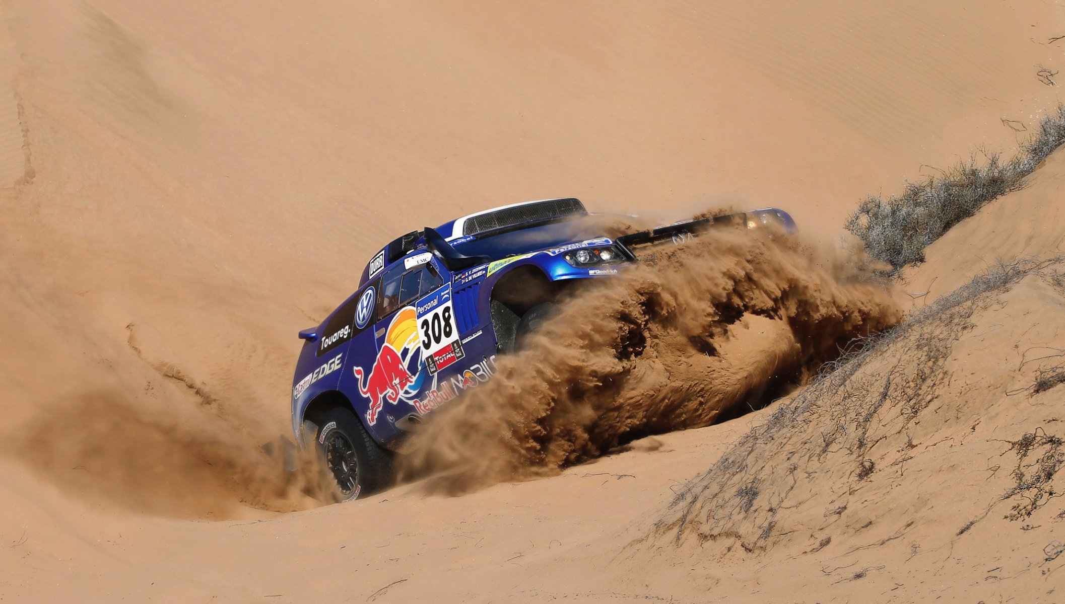 volkswagen tuareg azul dakar delantero toro rojo arena subida carrera deporte suv auto coche