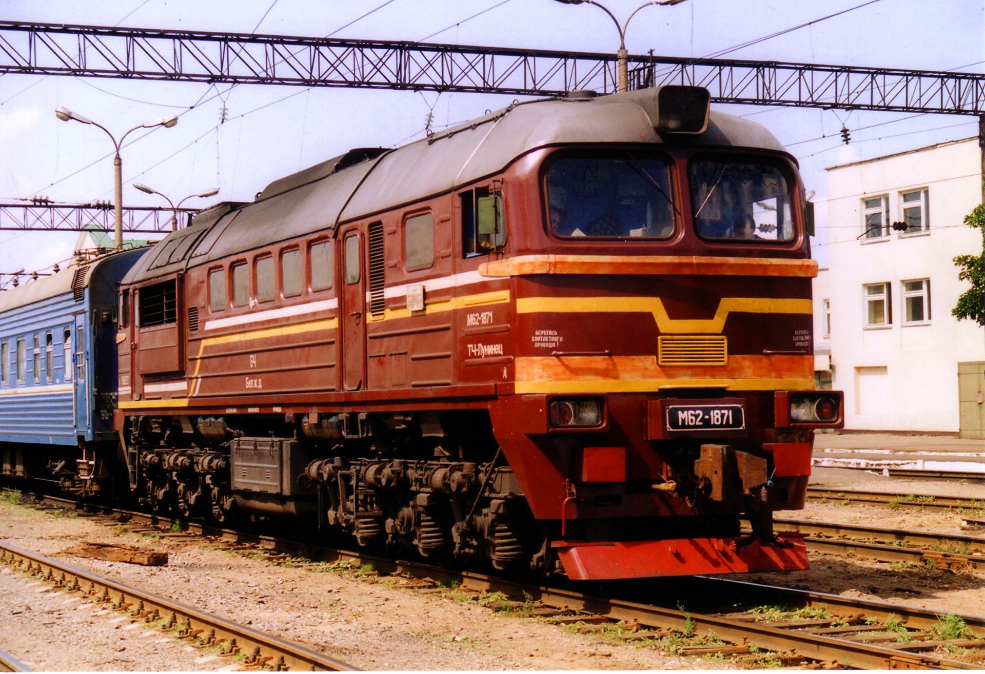 locomotora diesel estación de tren