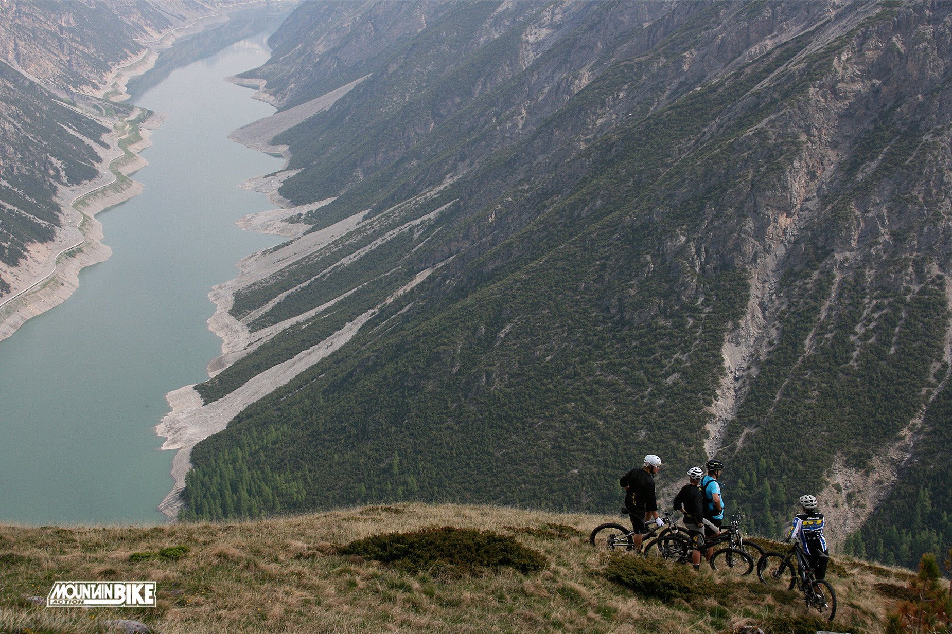 bicicleta montaña hermoso lindo lago altitud borde ciclistas ciclismo cima acantilado río pendientes vista relieve paisaje paisaje naturaleza