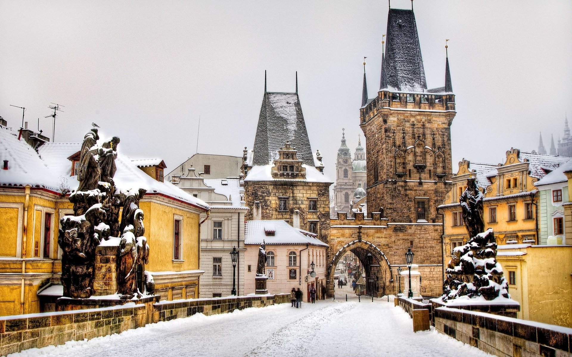 prag brücke altstadt skulpturen winter schnee gebäude stadt new york hintergrund architektur europa