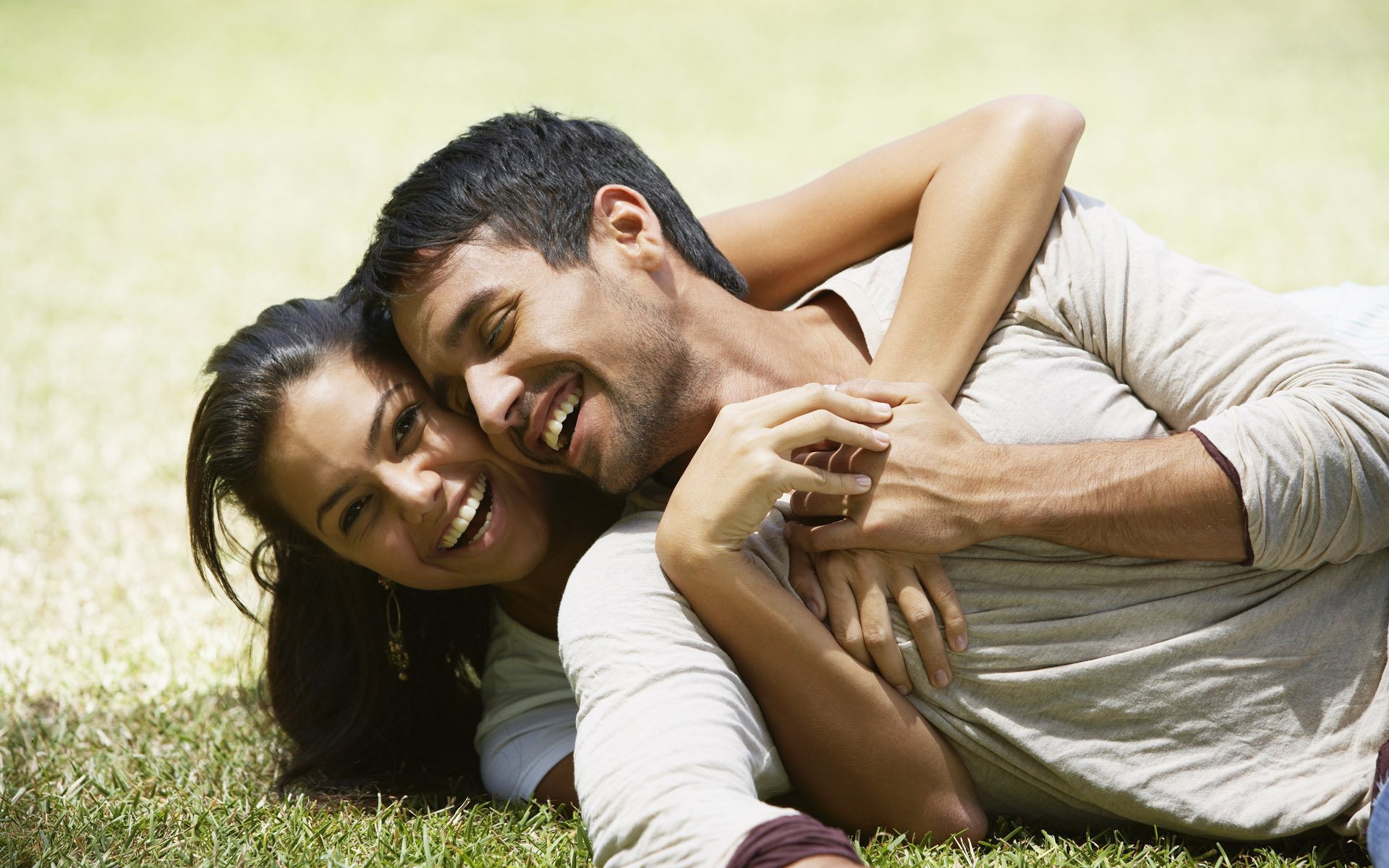 risate uomo e donna abbracci estate felicità gioia amore sorriso viso