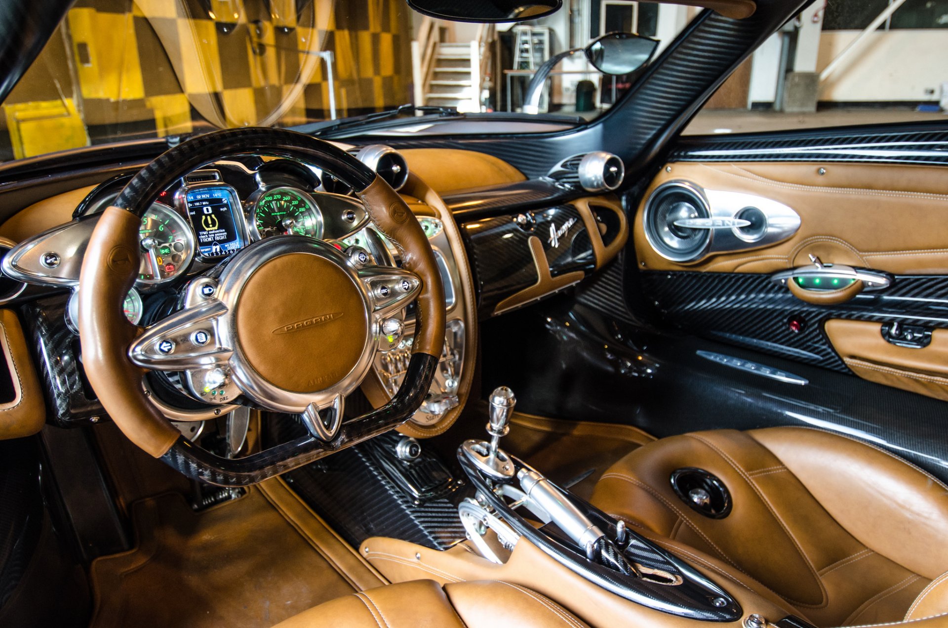 pagani huayra intérieur luxe