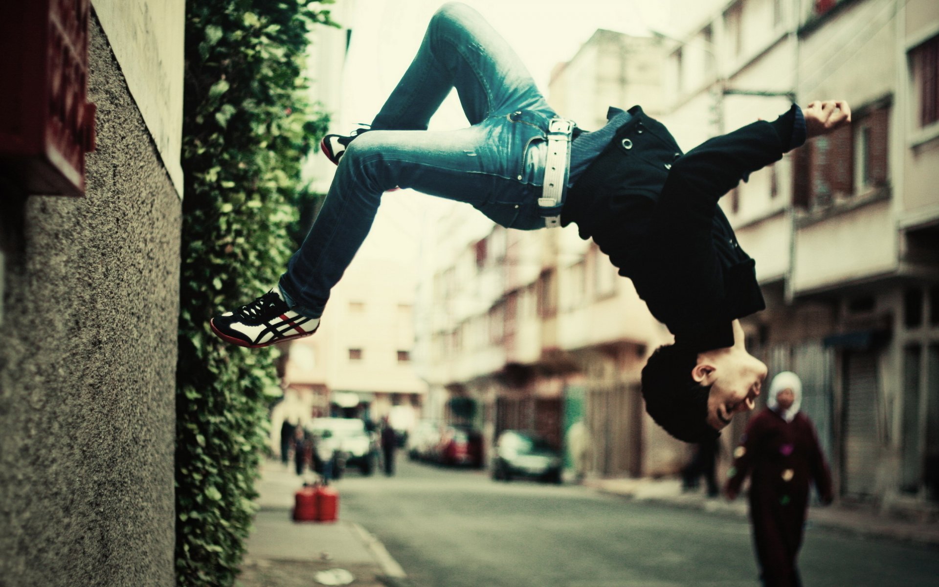 muro città ragazzo capriole passanti jeans cespuglio parkour