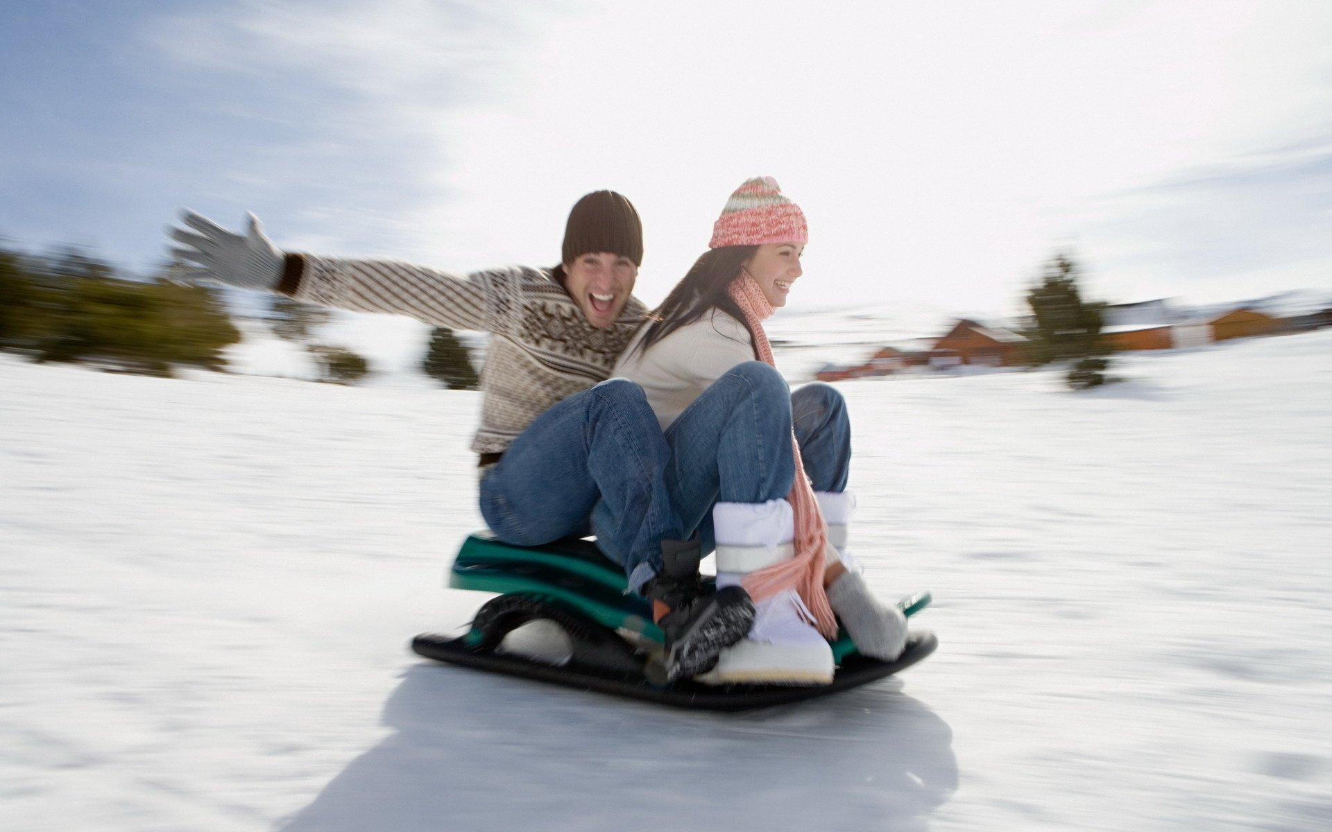 chico spus de la montaña chica pareja trineo nieve día sol invierno velocidad alegría estado de ánimo delicia