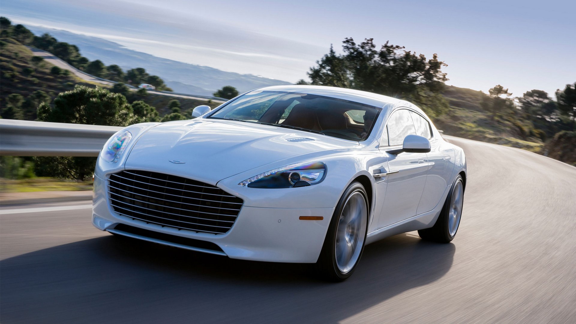 aston martin rapide s купе решетка эмблема дорога