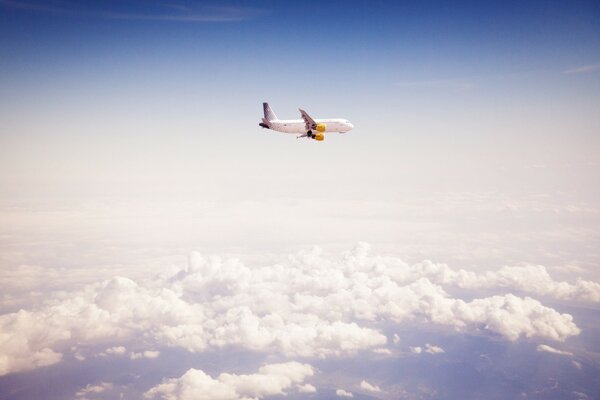 Flugzeug am Himmel über den Wolken