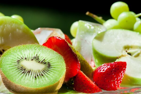 Frutti di frutta: mela, uva, fragola e kiwi