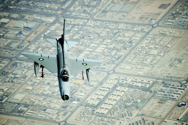 Un avión de combate chino sobrevuela la ciudad