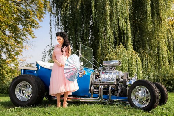 Ford t-bucket hotrod 1923. Fille et voiture