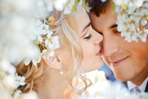 Recién casados románticos en un fondo de flores