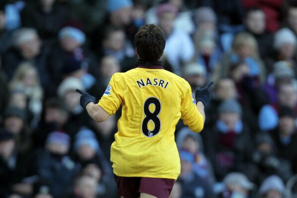 El futbolista Nasri en el número ocho en el estadio