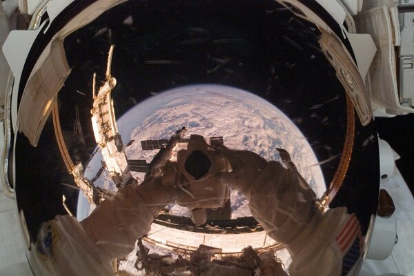 Космонавт фотографирует землю из космоса