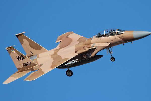 Un avion militaire f-15 vole dans le ciel