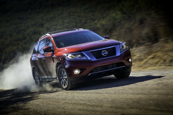 Nissan Pathfinder R52 Rosso 2014 su fuoristrada