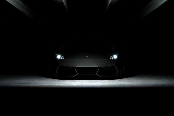 Luces Lamborghini ardientes y la luz de ellos
