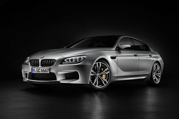 Srebrny BMW M6 2014 na czarnym tle