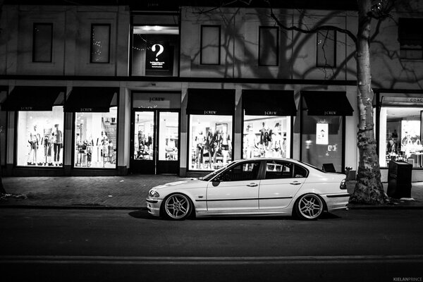 Fondo de pantalla con BMW 323i serie 3 en blanco y negro