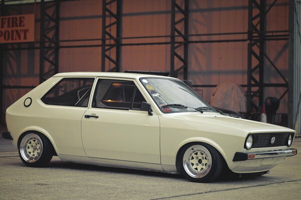 Volkswagen polo bianco in garage