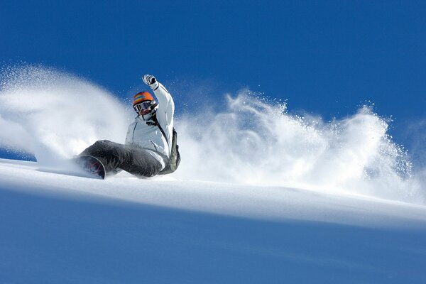 Snowboarder scende dalla montagna inverno molta neve