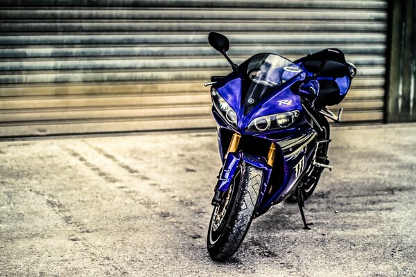 Yamaha Supersport azul de la motocicleta