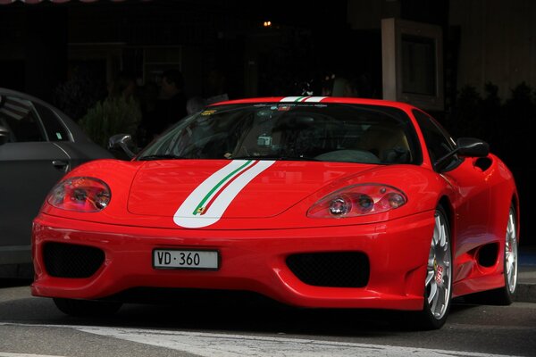 Rojo con una franja blanca en el capó del Ferrari