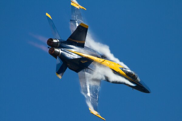 Самолет Ф-18 порит в небесной синеве