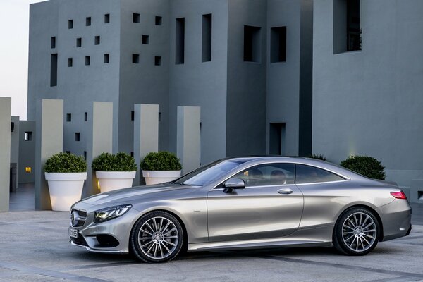 Mercedes-benz on the background of a beautiful house