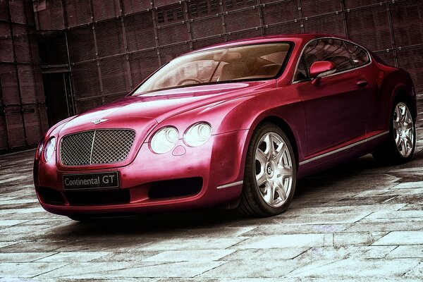 Roter Continental Bentley auf Wandhintergrund