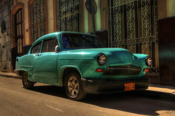 Retro-Auto fährt durch die Straßen der Stadt