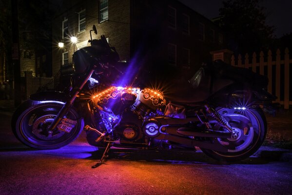 Harley-Davidson-Bike im bunten Licht