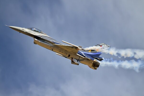 Le chasseur polyvalent américain f 16 a des armes à bord