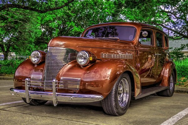 Un coche antiguo se encuentra en el Aparcamiento