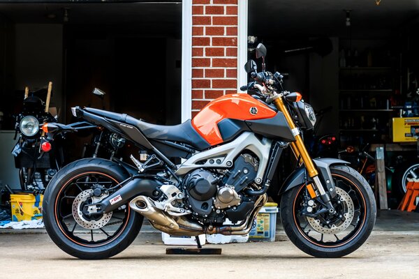 Moto Yamaha sur fond de garages