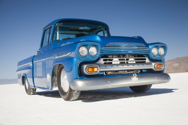 Chevrolet apache niebieski na pustyni