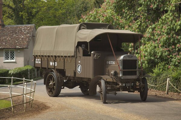 Camion rétro classique sur la route