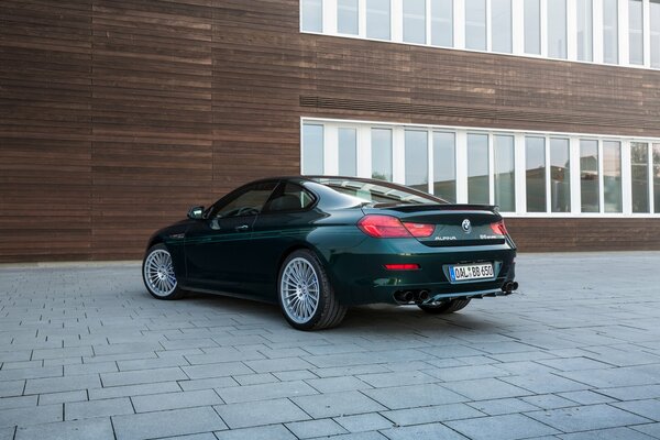 Voiture BMW noir sur fond de bâtiment brun