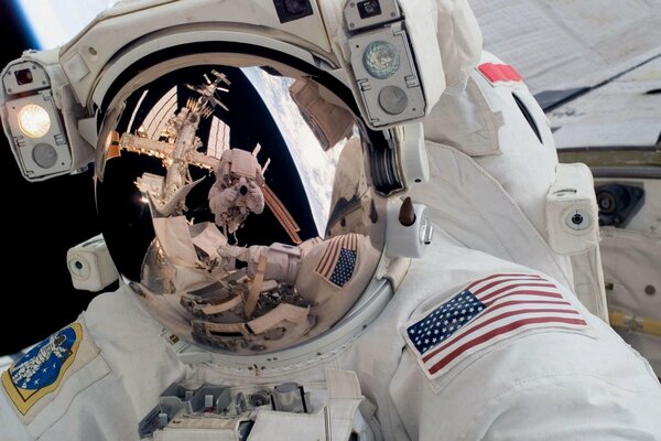Reflejo en el traje espacial de un astronauta estadounidense