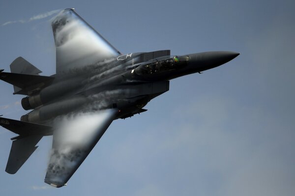 Chasseur McDonnell douglas F-15e dans le ciel