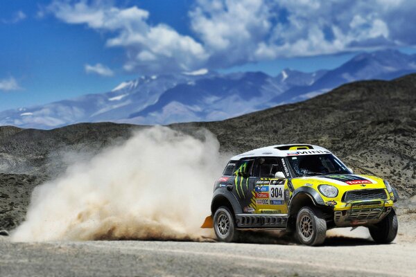 Mini Cooper en jaune sur les courses