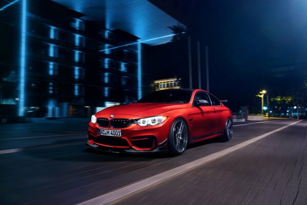 BMW M4 sur le fond de la ville de nuit